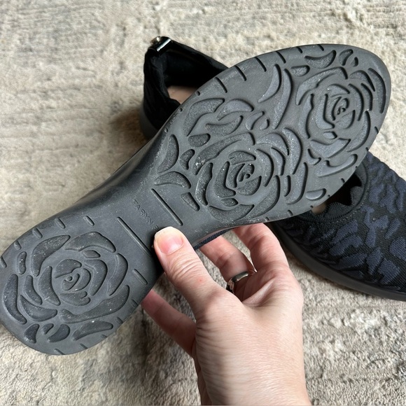 Taryn Rose Dasha‎ Navy Blue Animal-print Slip-on Loafers Women's Size
10 EUC - Picture 8 of 9